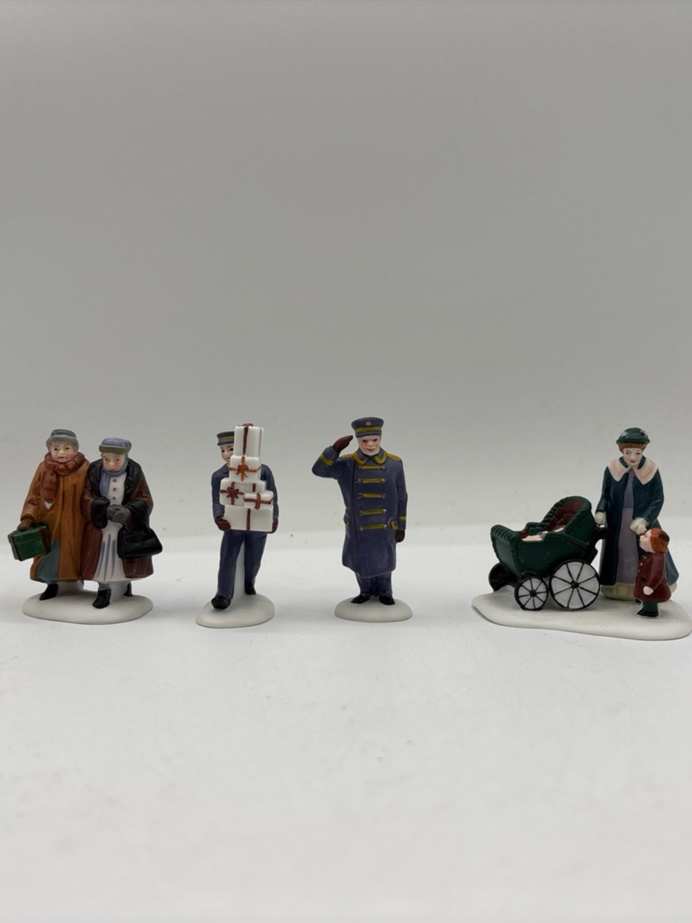 Dept 56 1990 Vintage Heritage Village Collection Busy Sidewalks Set Of 4 5535-2